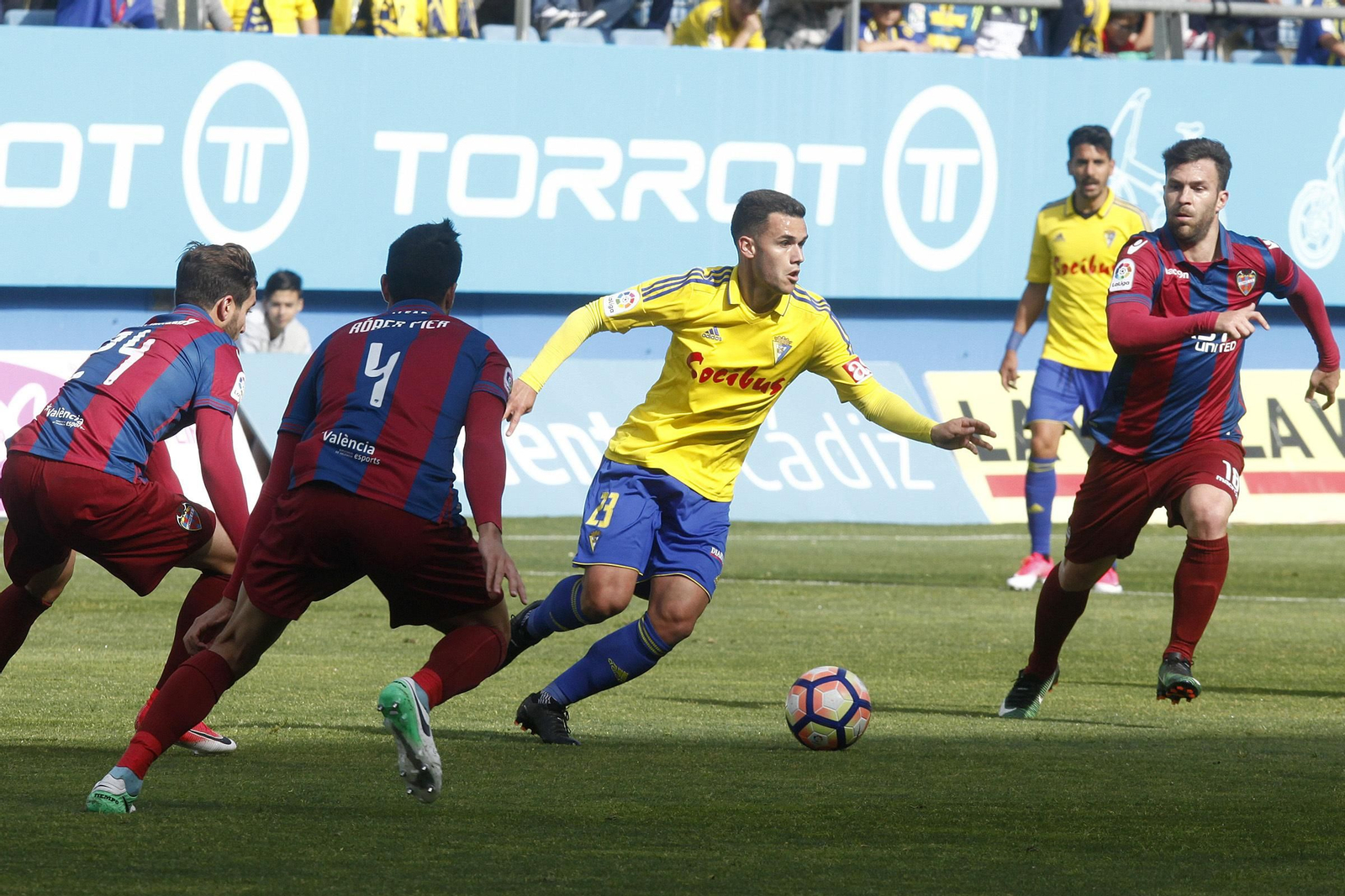 Aketxe conduce el balón vigilado de cerca por tres jugadores del Levante.
