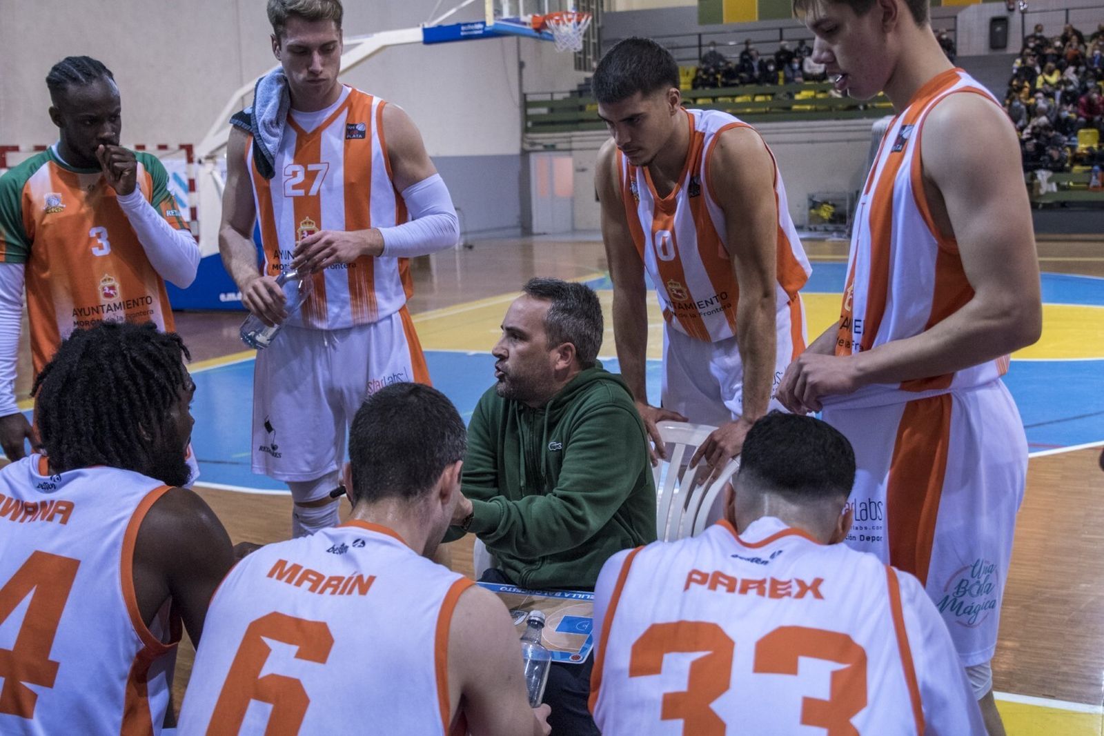 Eloy Ramírez da instrucciones en un tiempo muerto del CB Morón.