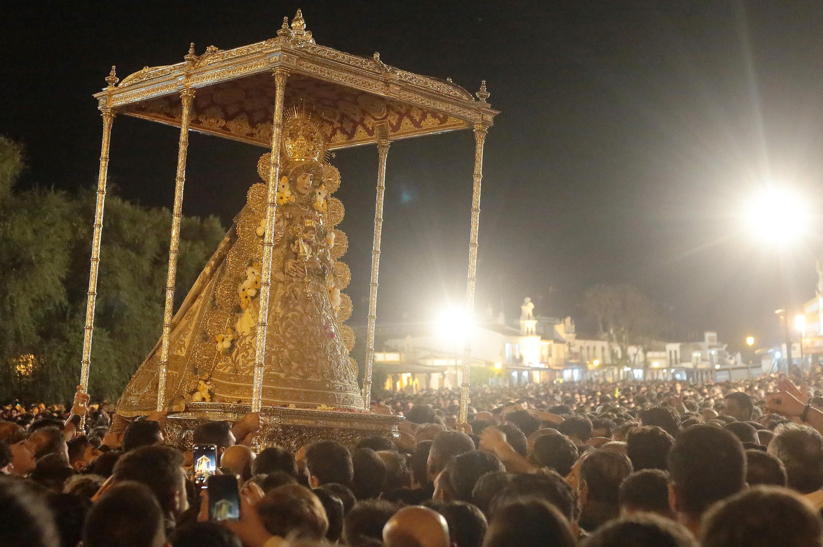 El Rocío 2023: Salto a la reja y procesión de la Virgen del Rocío en imágenes
