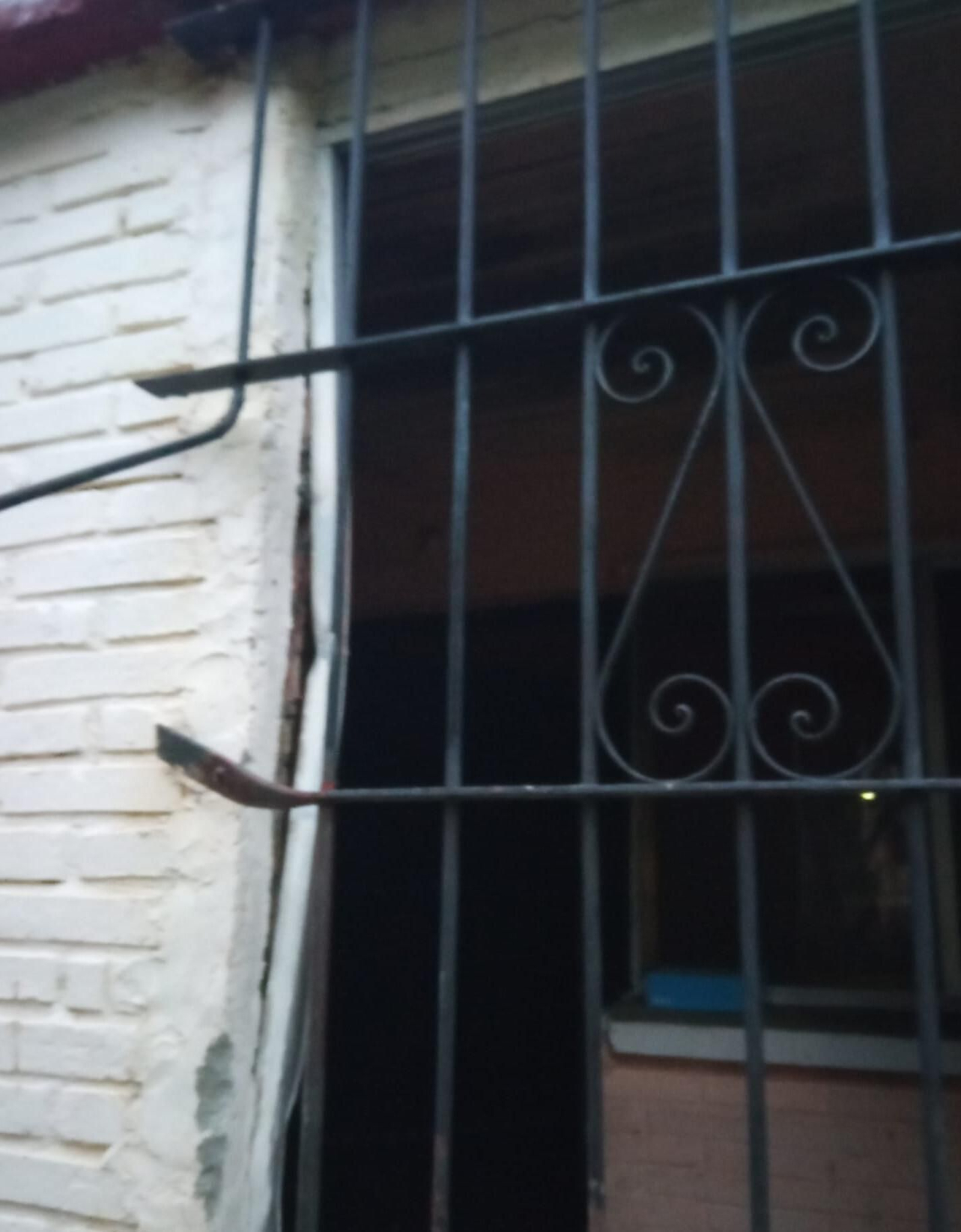Los hierros de una ventana del colegio, forzados tras el robo