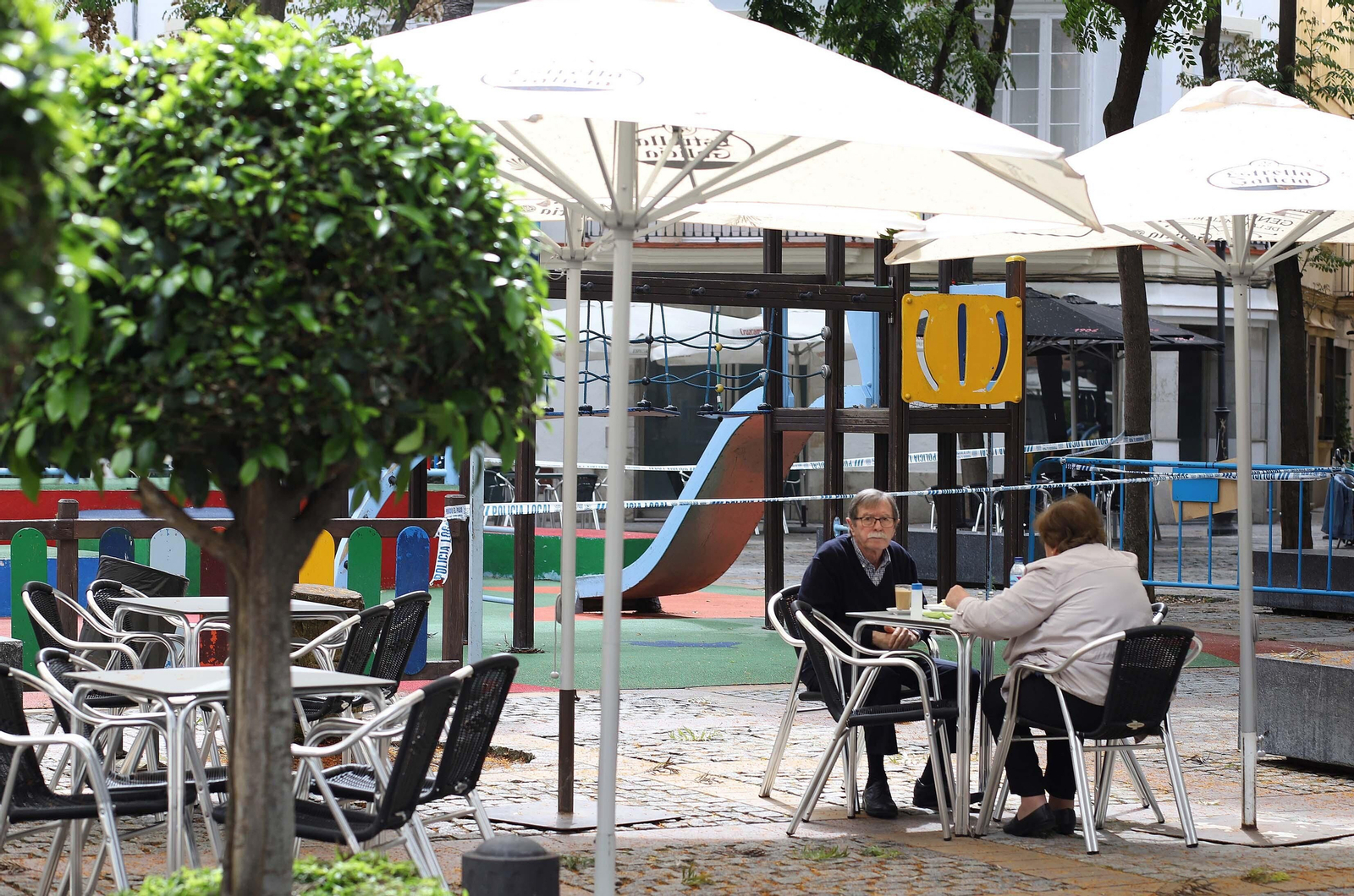Una pareja, a la hora del desayuno en una despejada terraza.