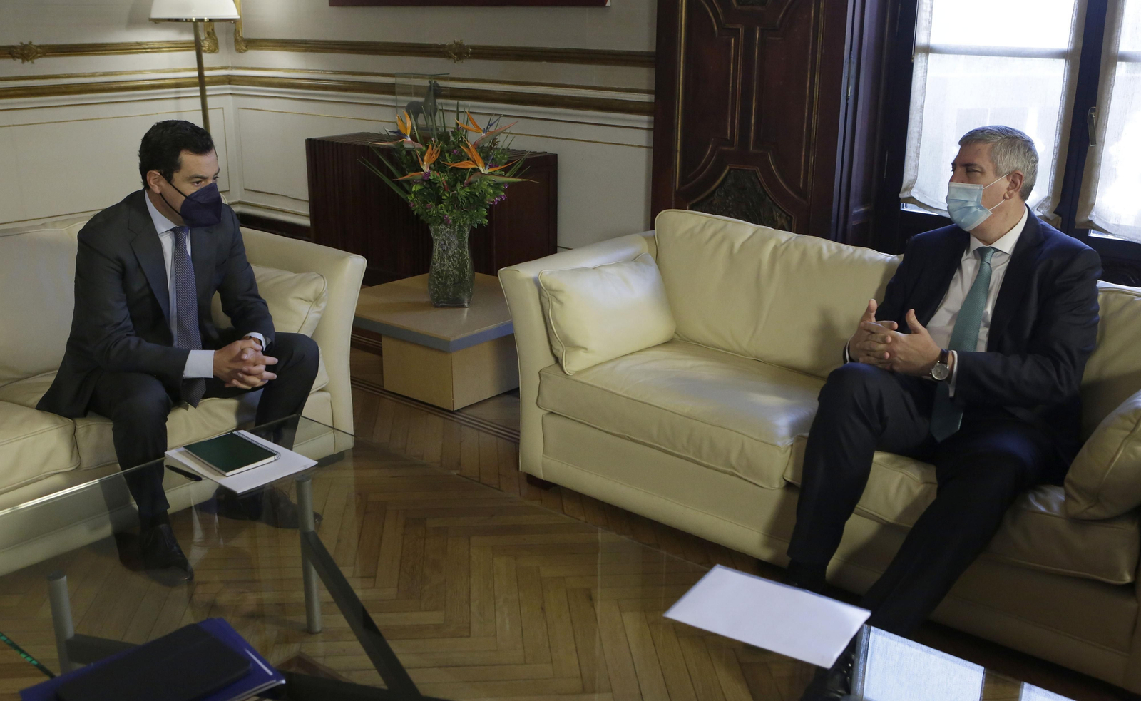 Juanma Moreno, con José Vicente de los Mozos, presidente de Renault España
