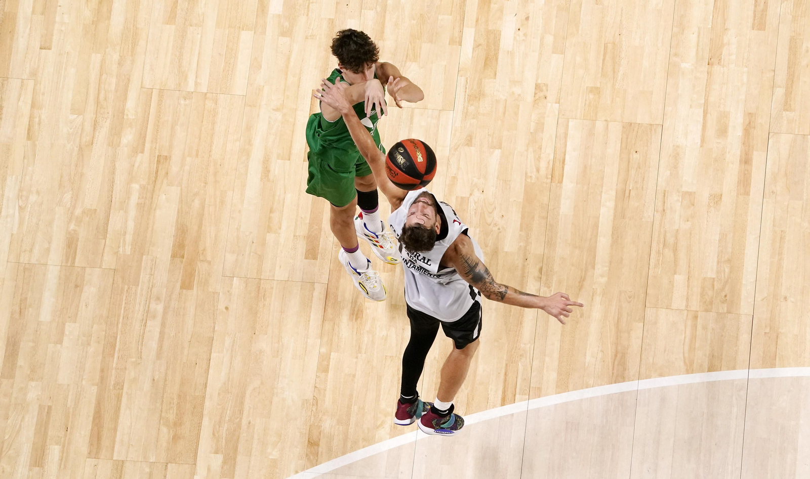 Saint-Supéry lanza un triple en el amistoso entre el Unicaja y el Covirán Granada.