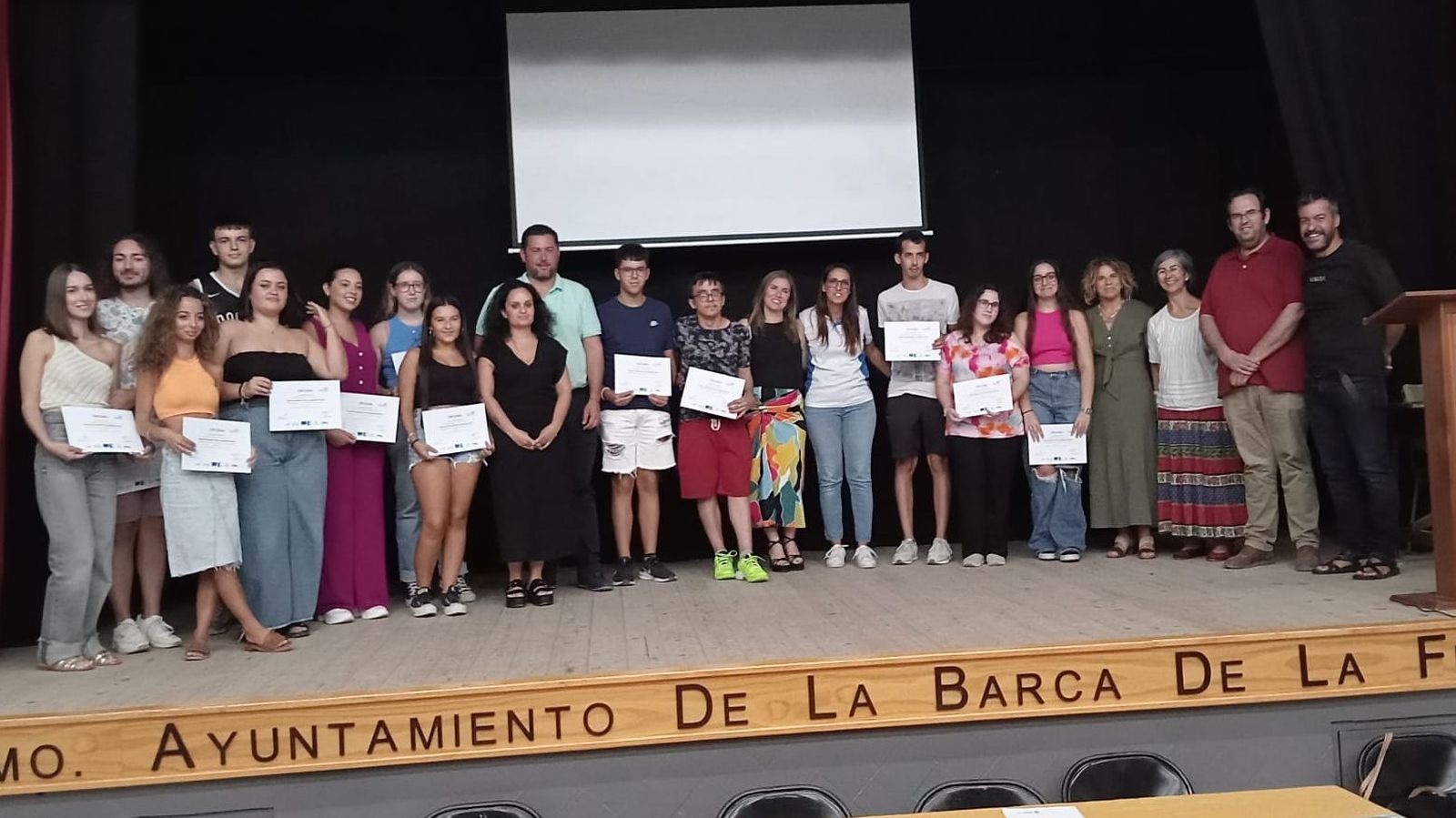 Los jóvenes, tras recibir los diplomas de su formación.