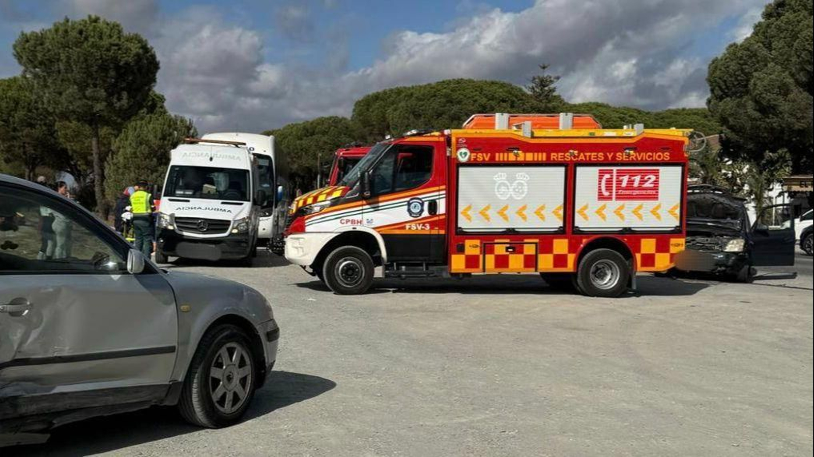 Cuerpo de bomberos en el lugar del incidente junto a los vehículos implicados.