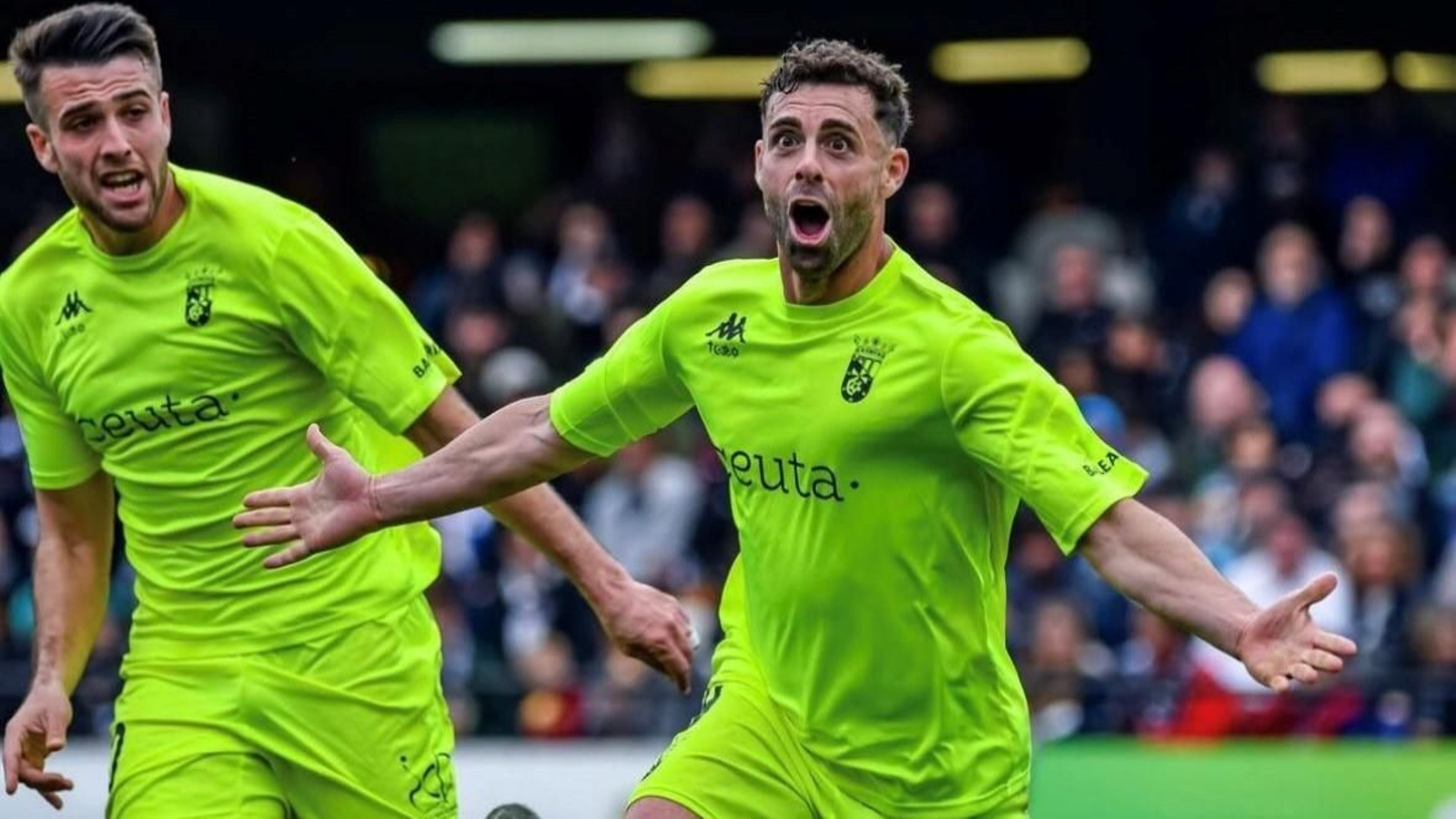 Rodri Ríos celebra un gol con el Ceuta.