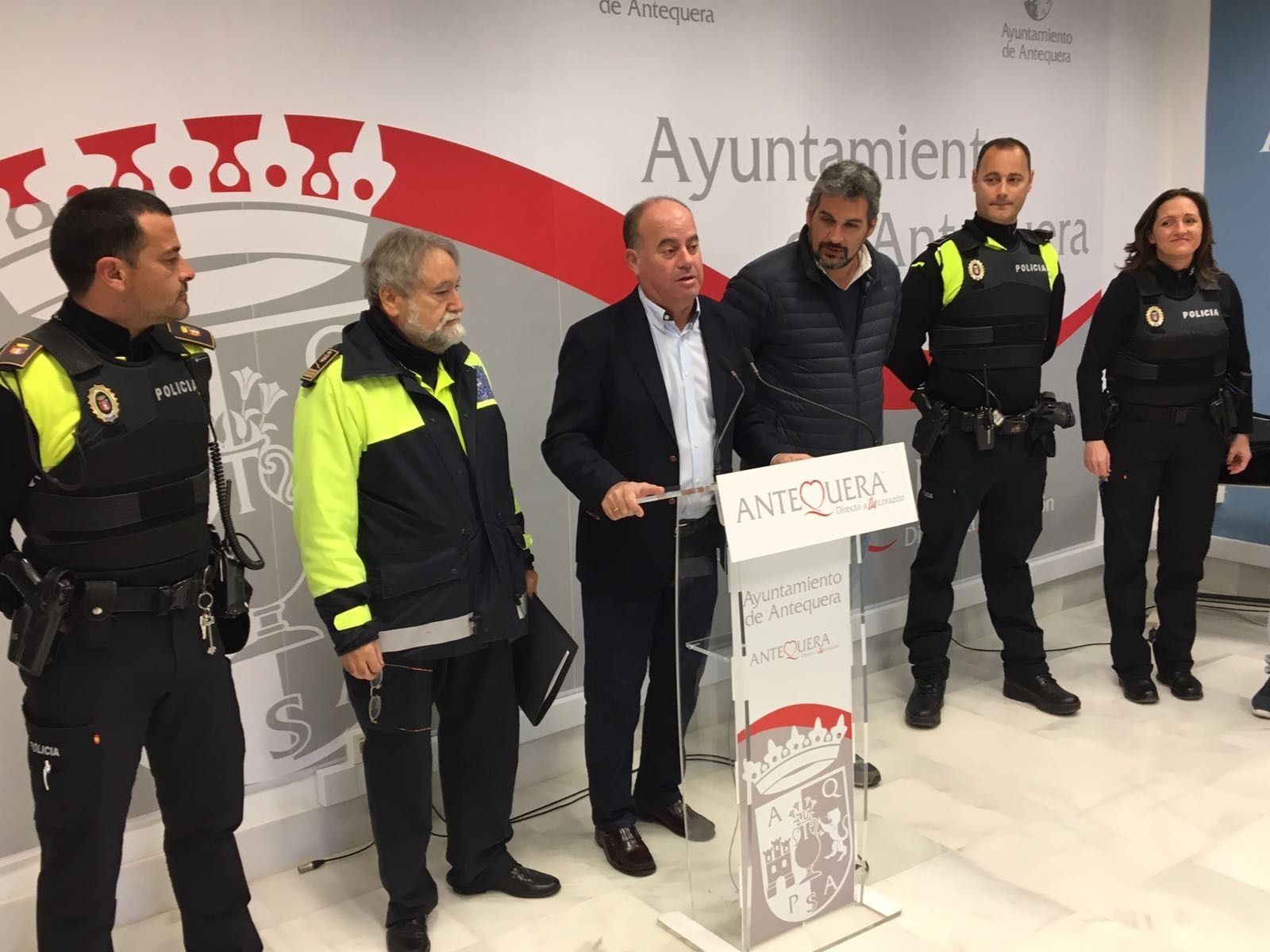 El alcalde (centro) durante la presentación de los chalecos.