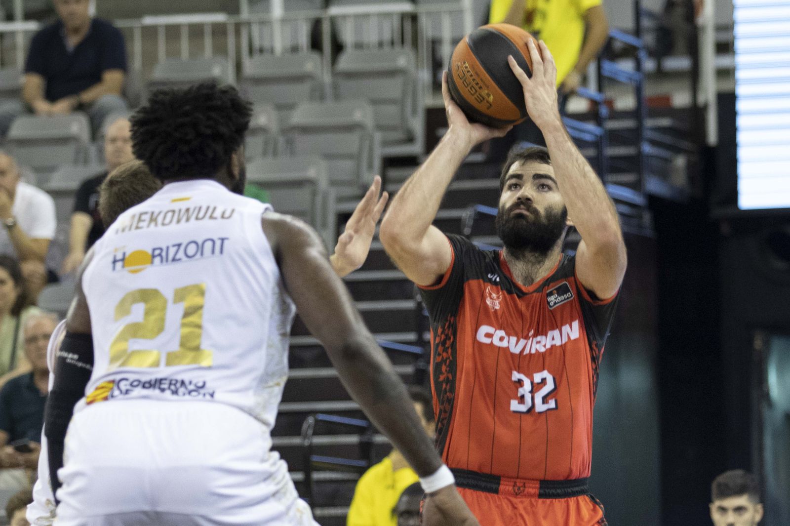 Lanzamiento a canasta de Maye en una acción del choque