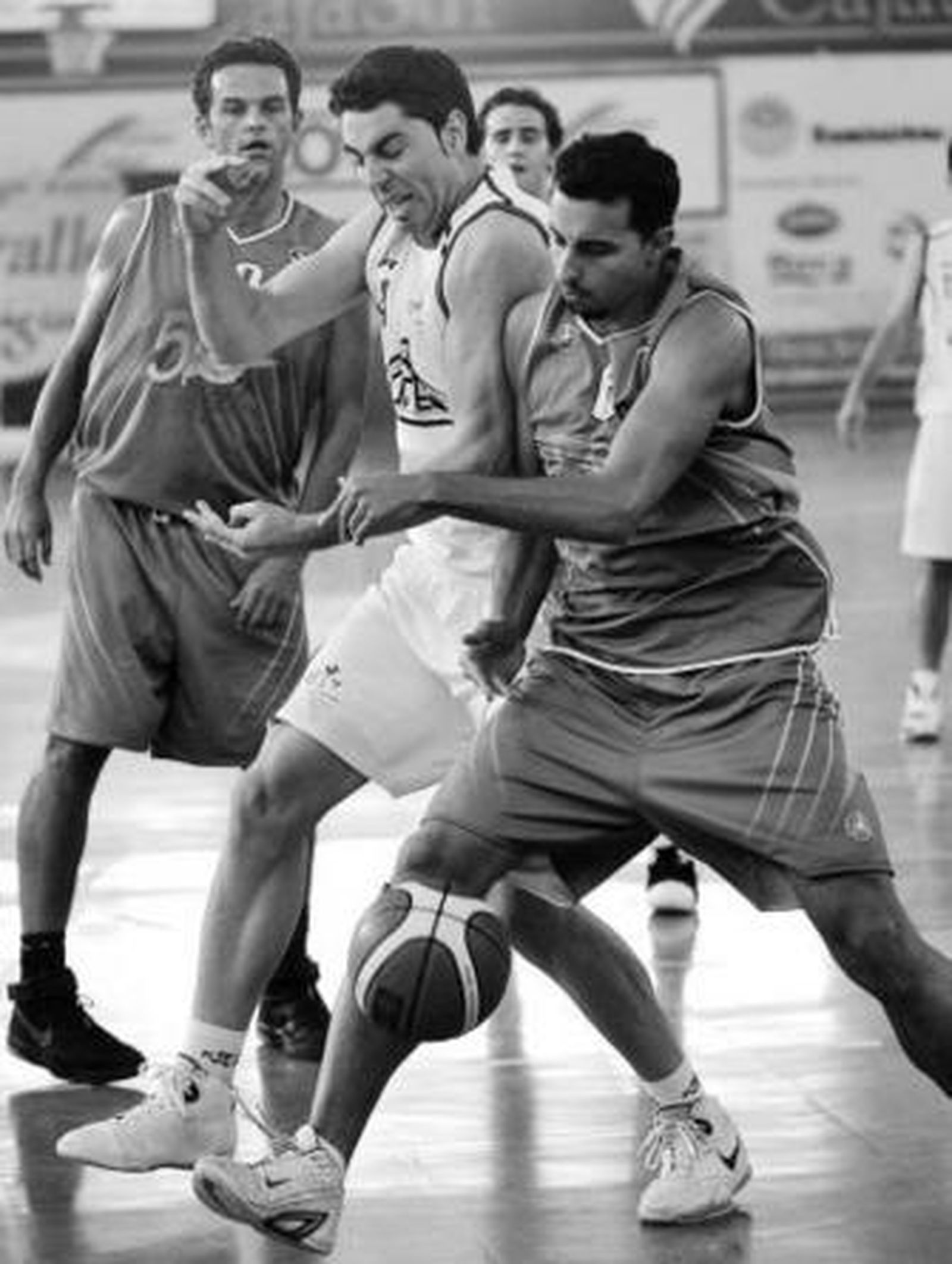 Javi Franco pelea por un balón en el encuentro ante el Náutico.