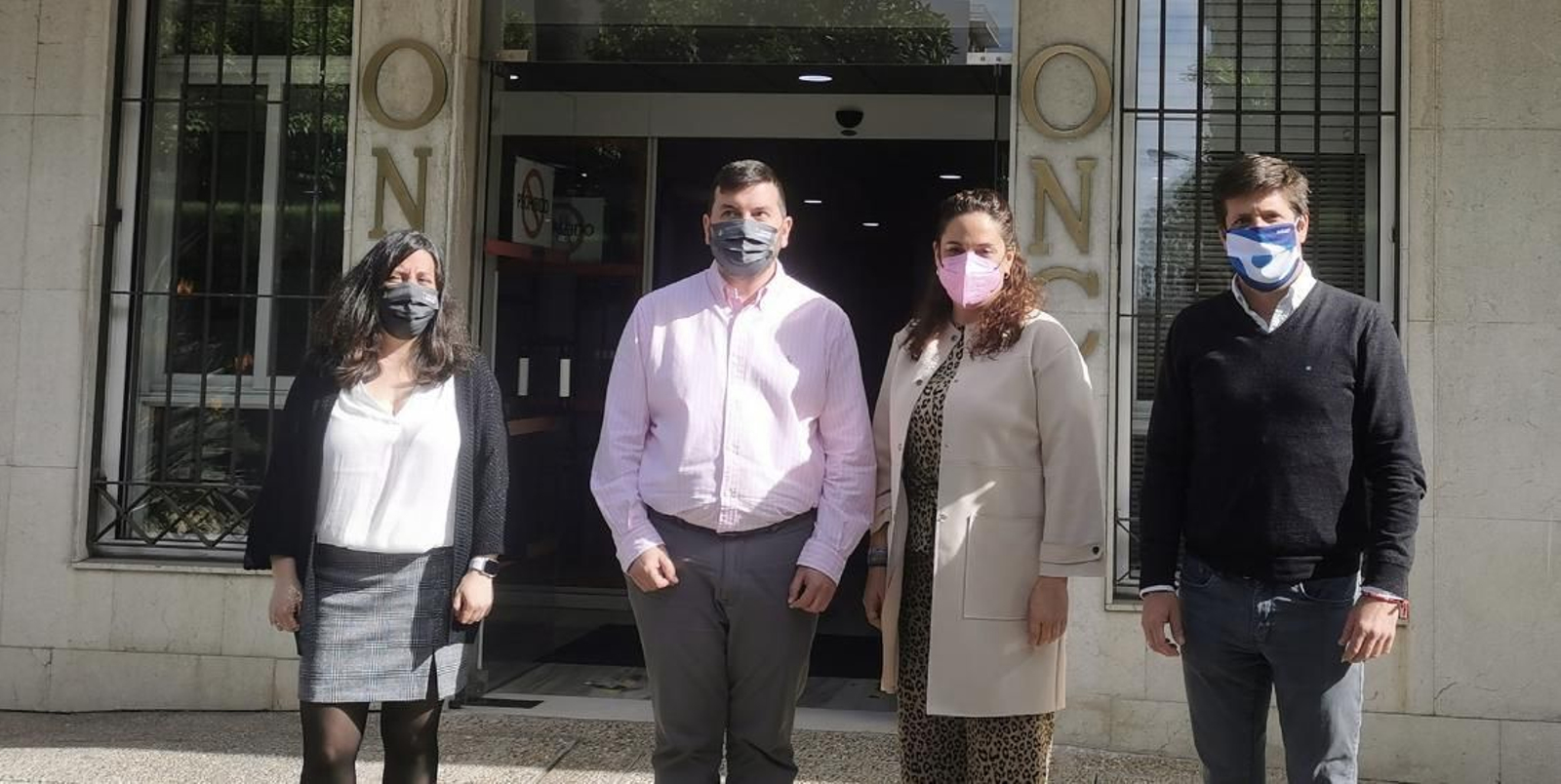 Noelia Álvarez y Guillermo García de Longoria junto con el director de la ONCE en Huelva, Francisco García Soriano