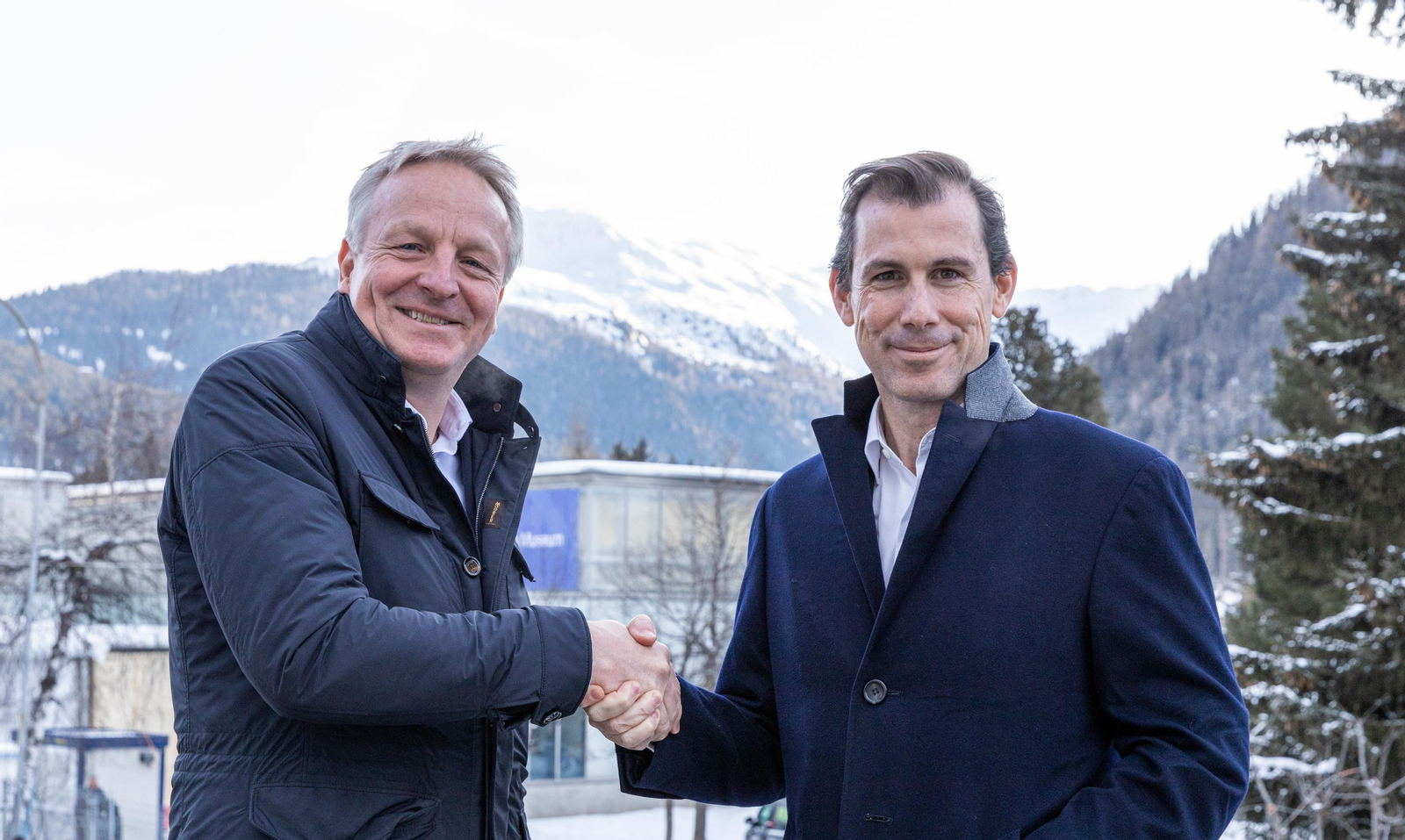 Representantes de EDP y Cepsa tras la firma del acuerdo.