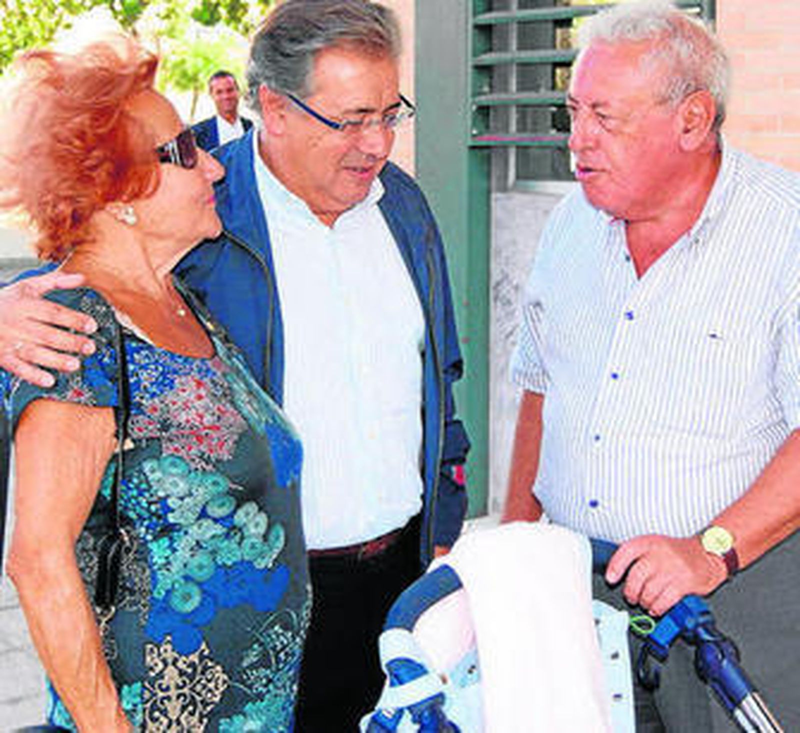Zoido ayer con la presidenta de Bermejales 2000, Conchita Rivas.