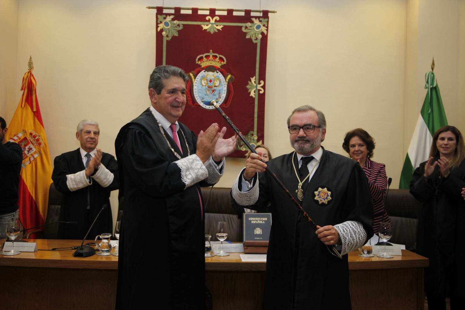 José Joaquín Gallardo (izquierda) entrega a Óscar Cisneros el bastón de mando del Colegio de Abogados