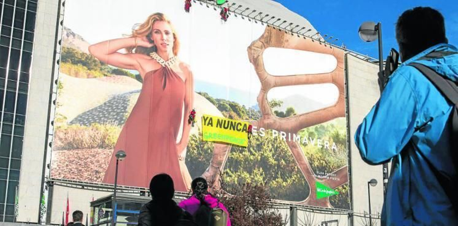 Greenpeace descuelga en El Corte Inglés de Madrid una pancarta adaptando el icónico mensaje de la marca a "Ya nunca es primavera".
