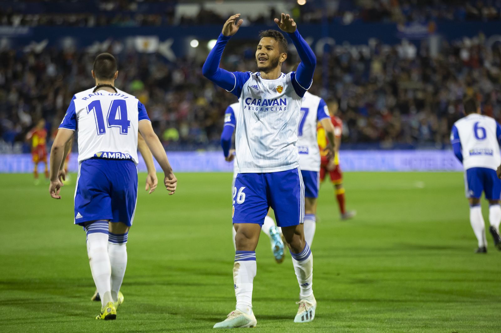 Luis Suárez celebra un gol con el Zaragoza.