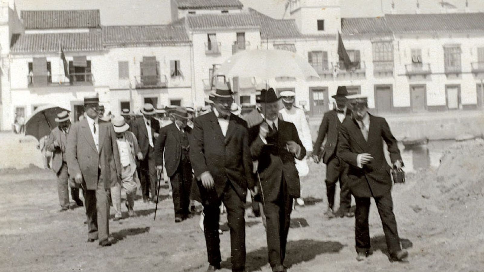 Visita del Jefe del Servicio Central de Puertos y Faros, señor Manuel Díez, a las obras del muelle de la Galera. Año 1914