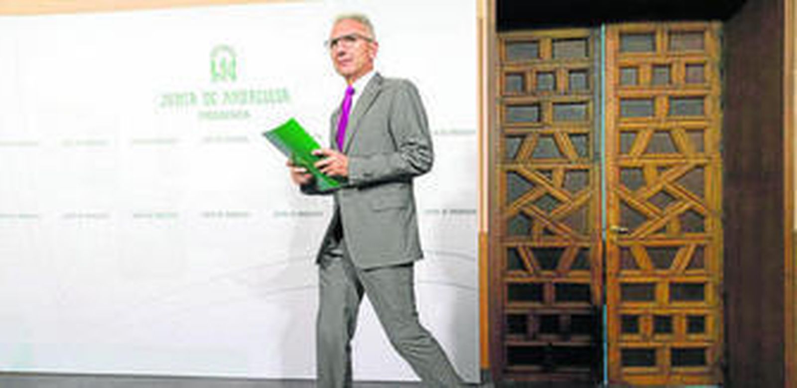 Miguel Ángel Vázquez se dispon e a ofrecer la rueda de prensa posterior al Consejo de Gobierno de ayer.