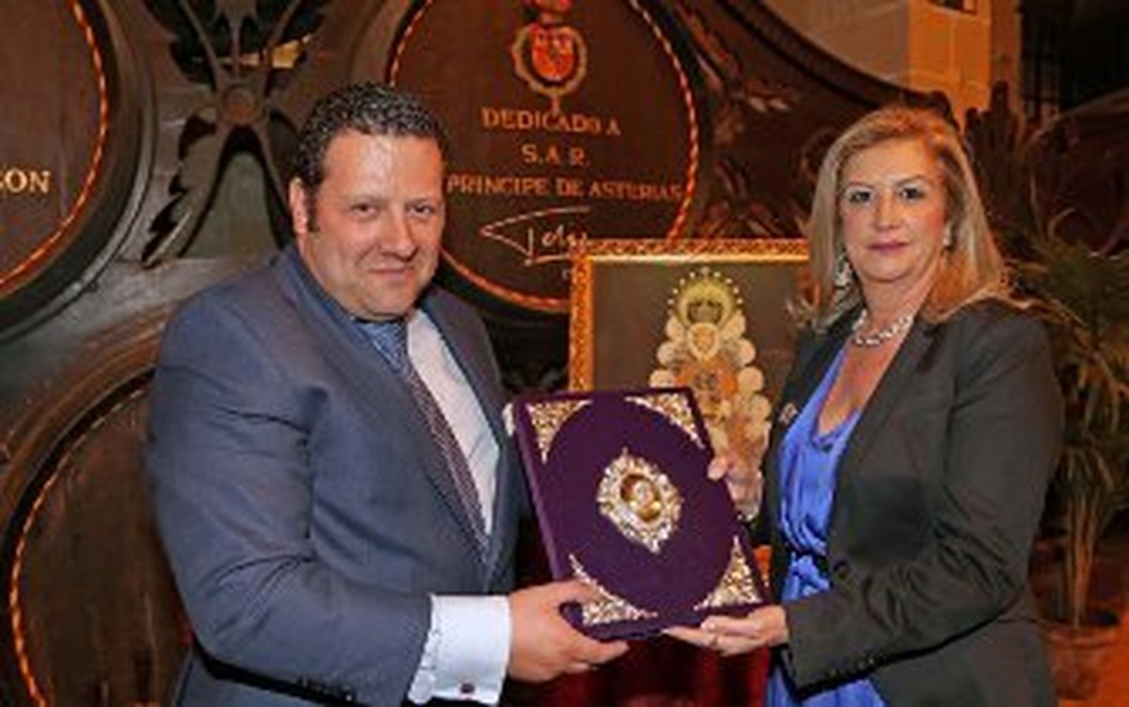 Andrés Villagrán recibe las pastas de su pregón de la romería del Rocío