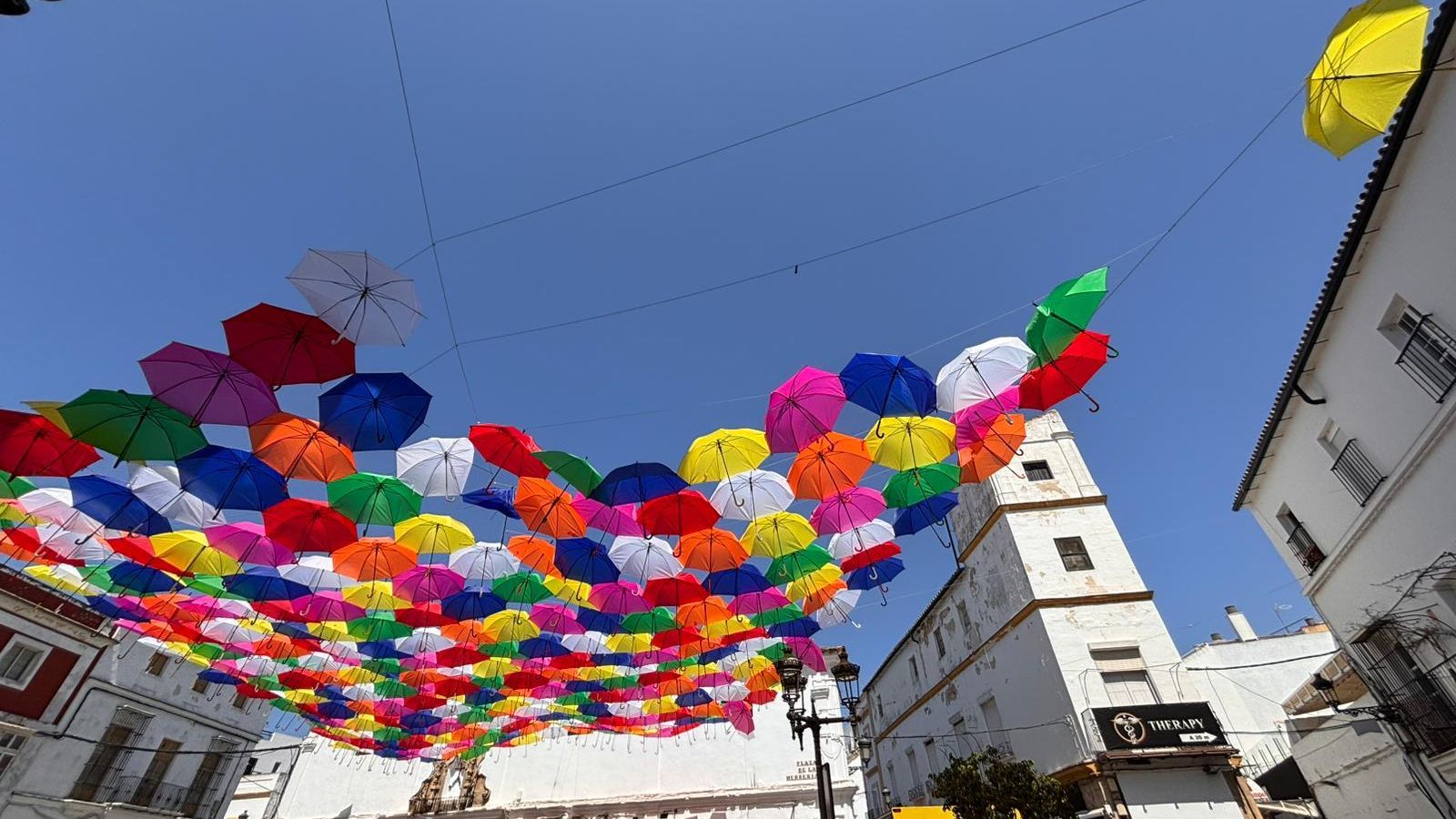 Imagen del aspecto que presenta la instalación tras la pérdida de varios paraguas.