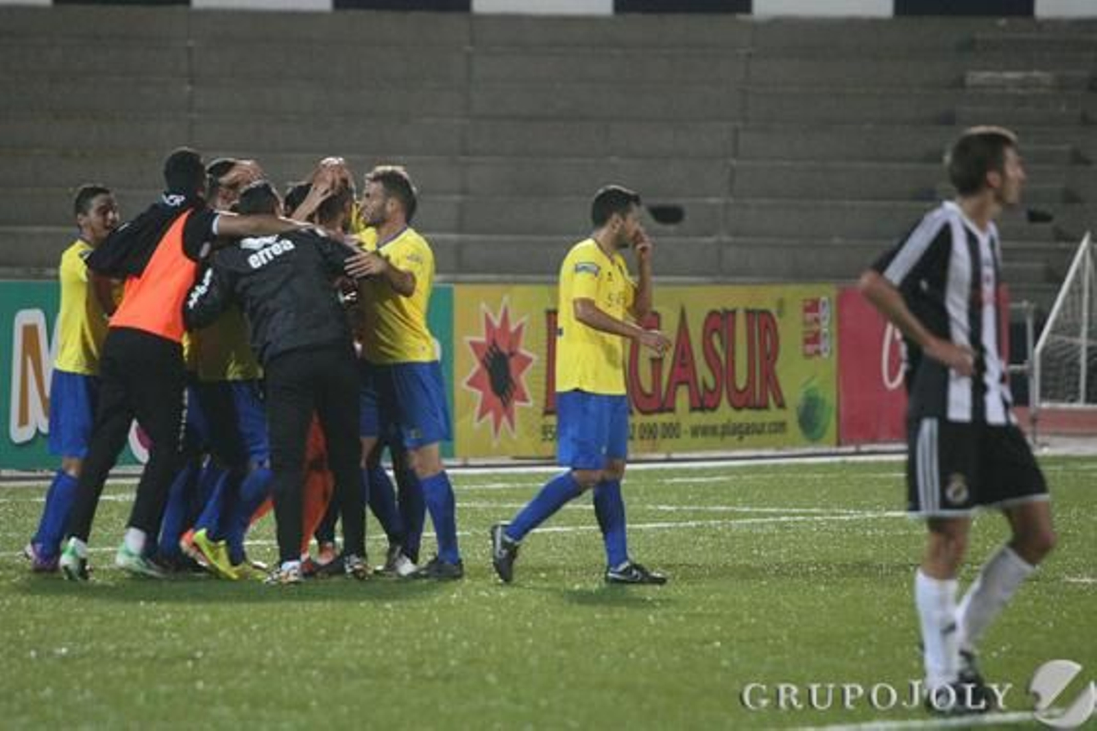 Los cadistas celebran el pase. 

Foto: Paco Guerrero