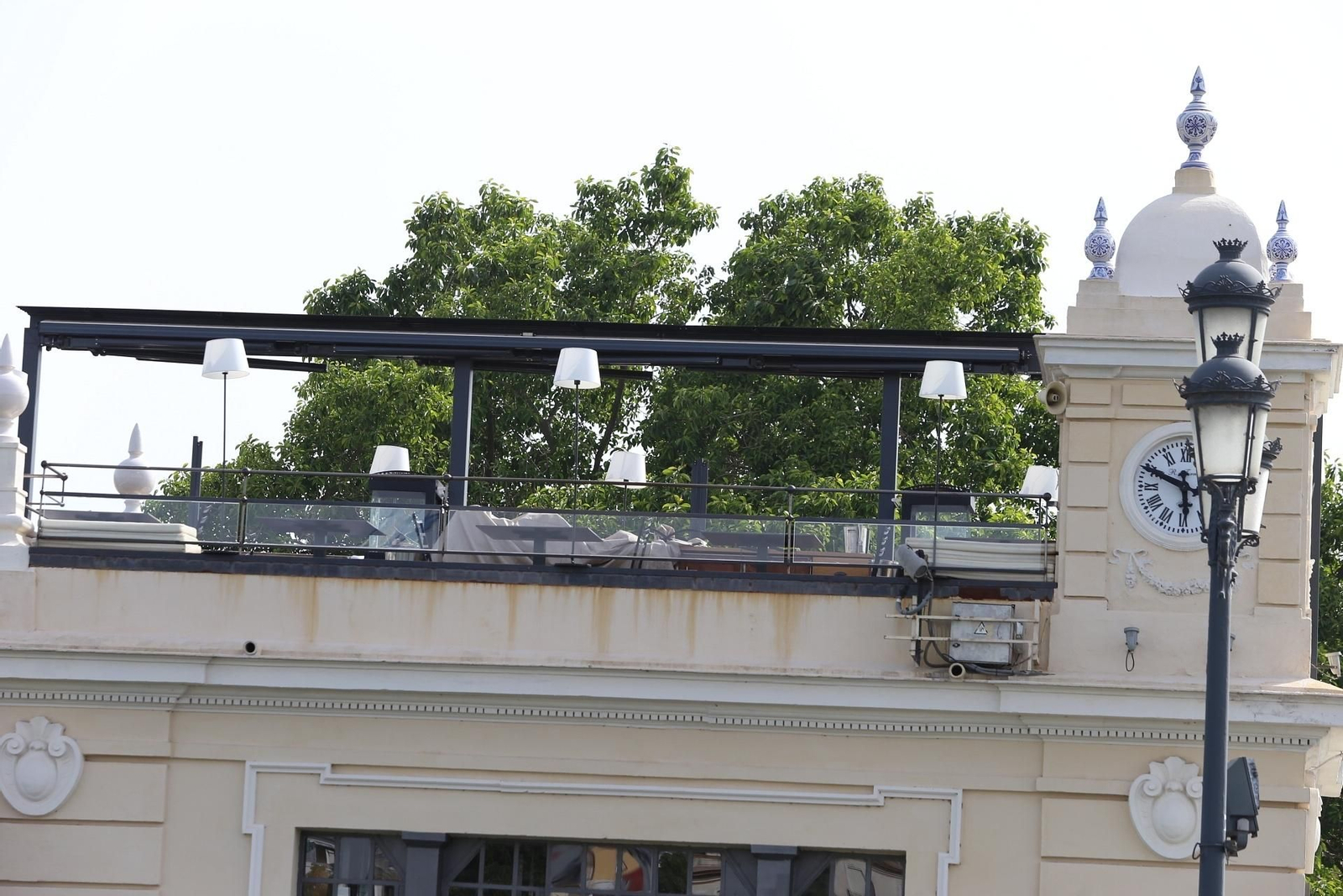 Estructura de toldos que debe retirar la propiedad del negocio María Trifulca en la Plaza del Altozano.