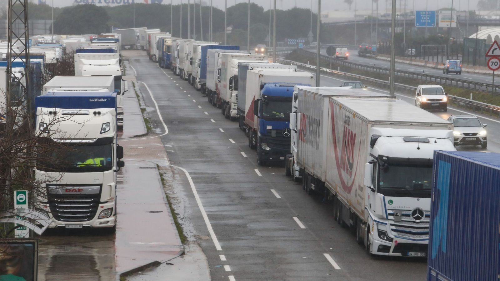 Las fotografías de los camiones a la espera de la apertura del Puerto de Algeciras en el polígono de Palmones