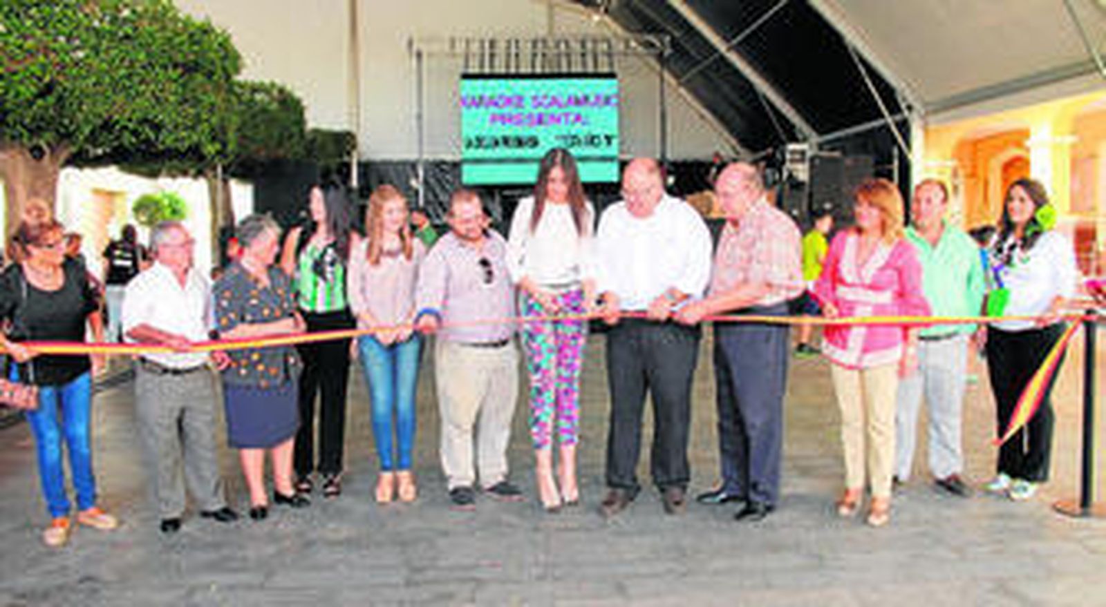 Las autoridades municipales, las reinas y damas y los abuelos del Año en el corte de cinta.