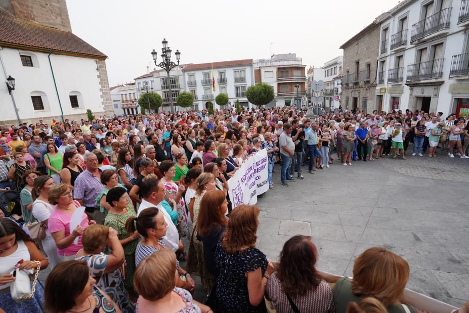 Concentración multitudinaria en Villanueva de Córdoba contra la violencia machista, en imágenes