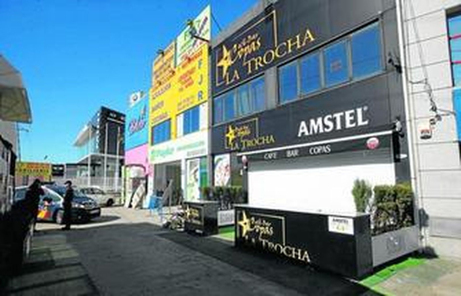 La Policía custodia la entrada al bar de copas La Trocha, donde se originó la pelea que derivó el sábado en el homicidio de un joven apodado el Muñeco.