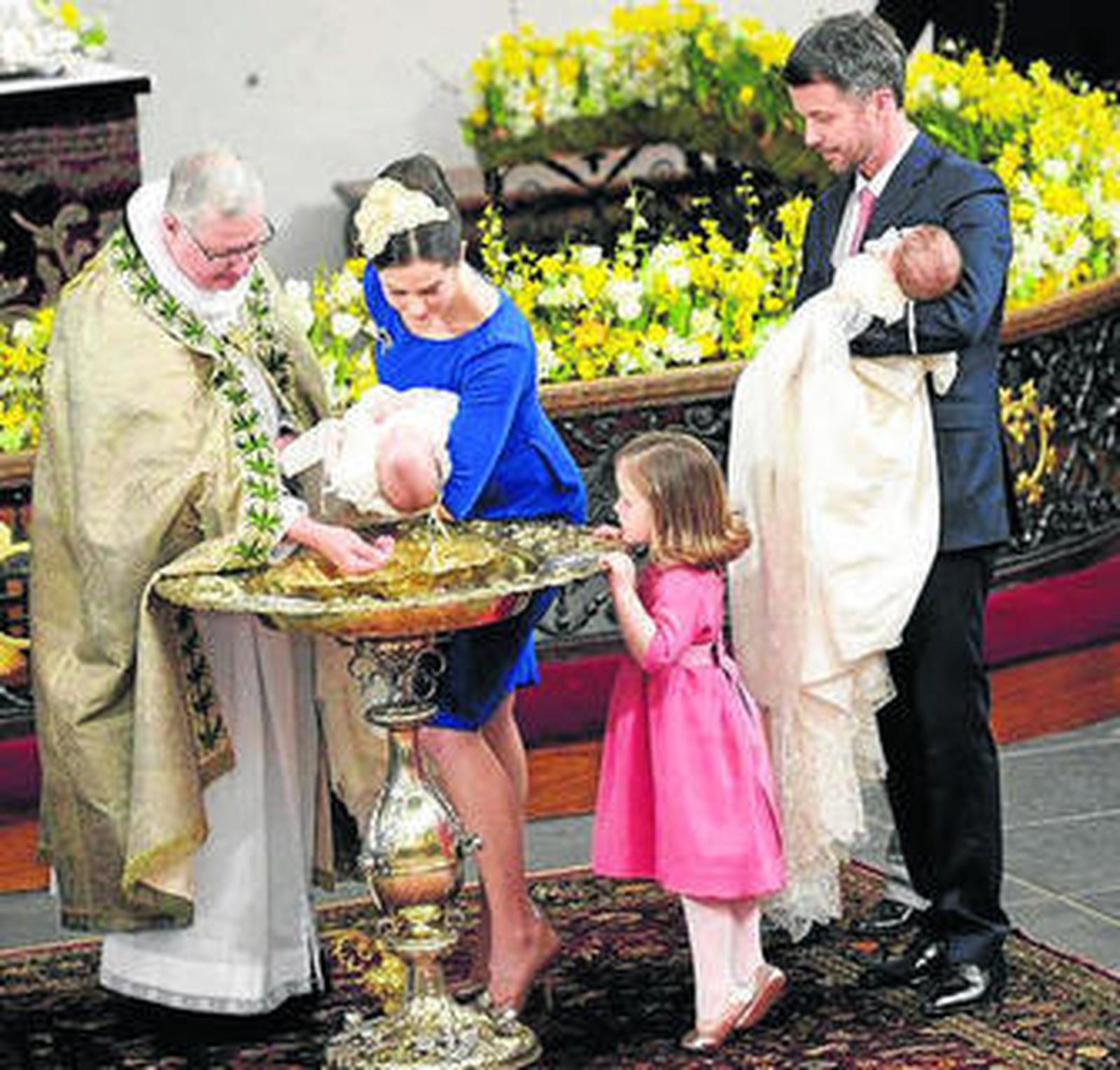 El obispo de Copenhague en el momento del bautismo.