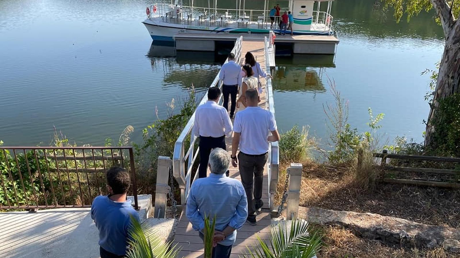 Los primeros pasajeros se dirigen al barco.