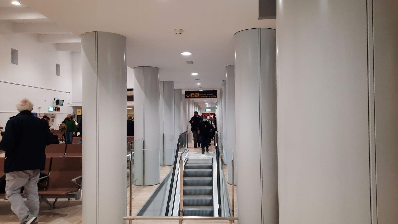 Escaleras mecánicas en el aeropuerto.