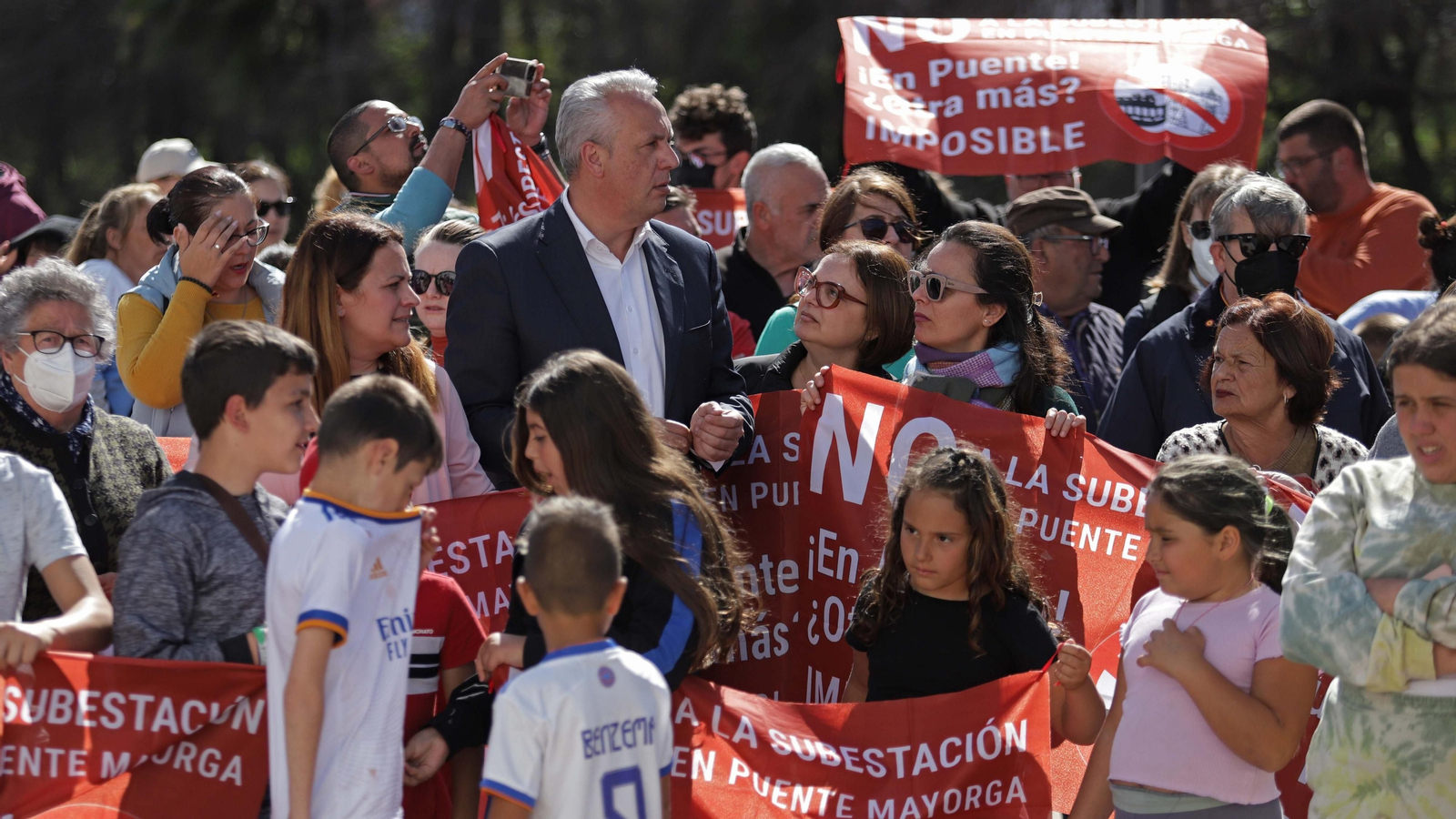 Fotos de la concentración contra la subestación eléctrica en Puente Mayorga