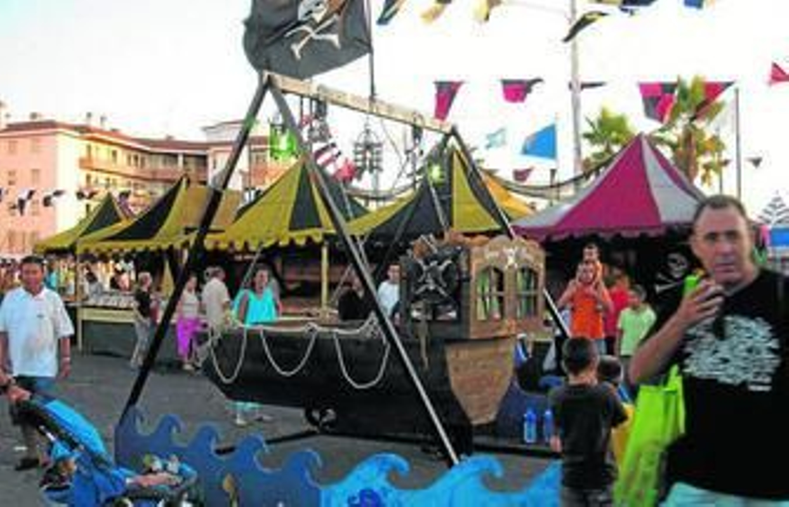 El Mercado Medieval Marinero de la localidad lleno de visitantes.