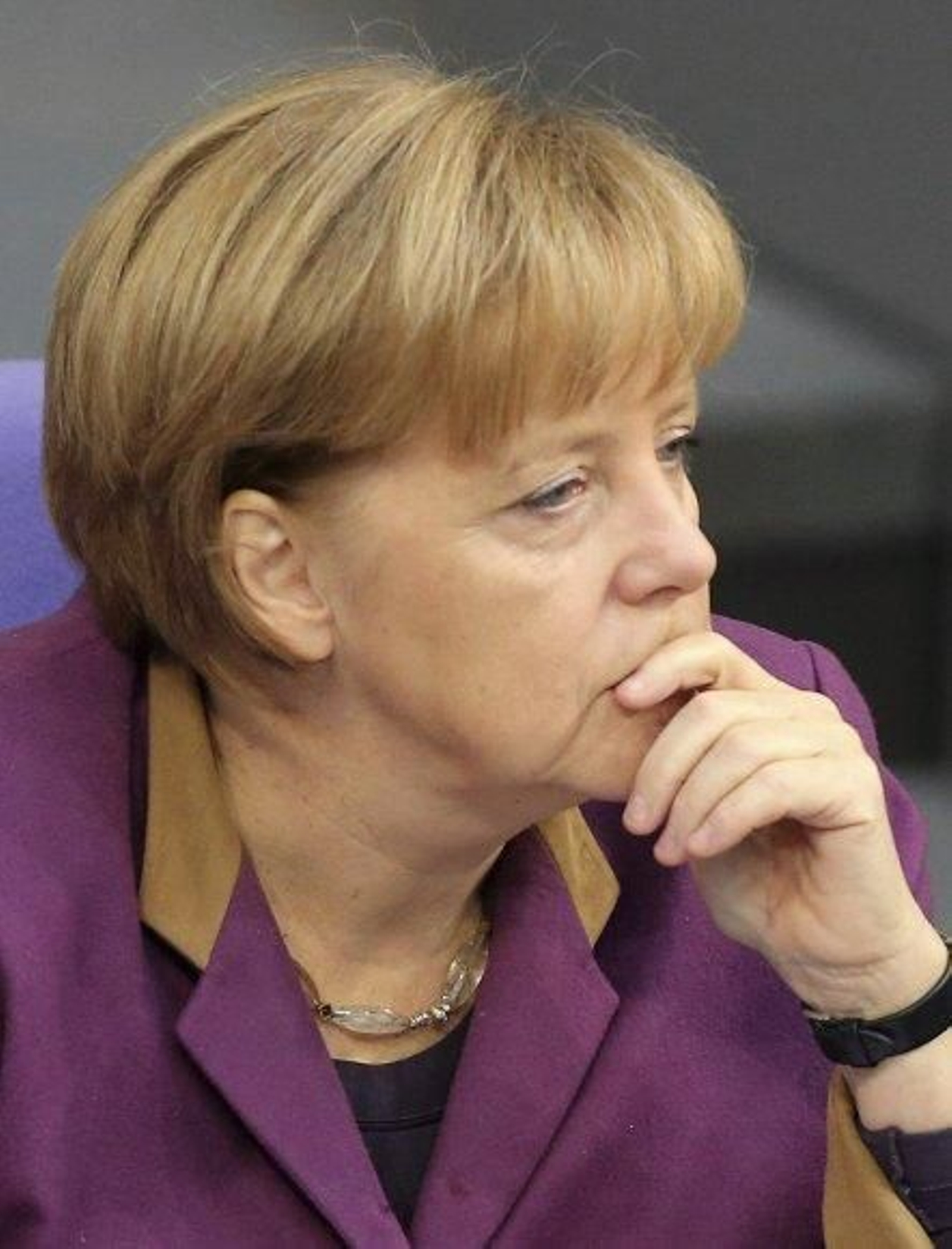 Merkel propone un "ligero aumento" del fondo de rescate para ayudar a Grecia