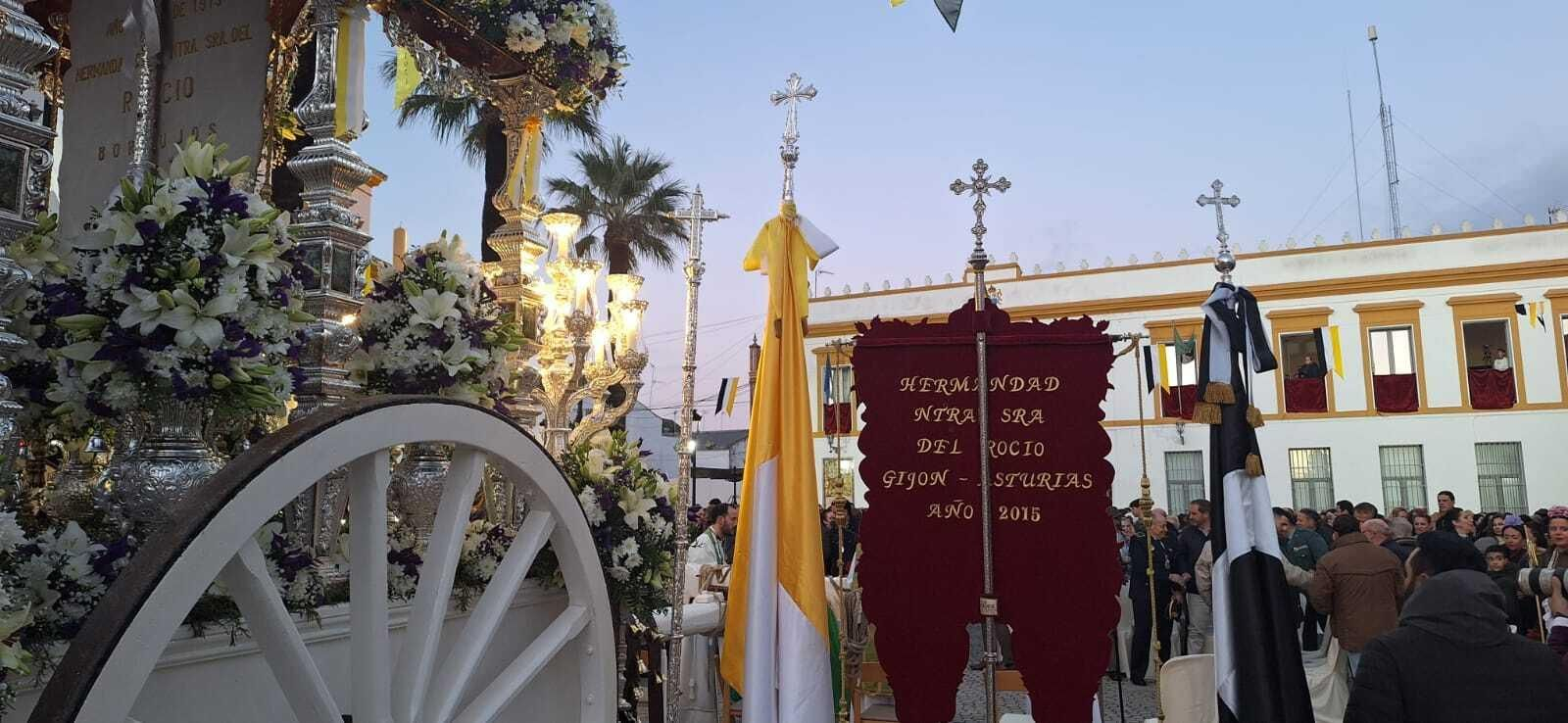 Simpecado de la Hermandad del Rocío de Gijón.