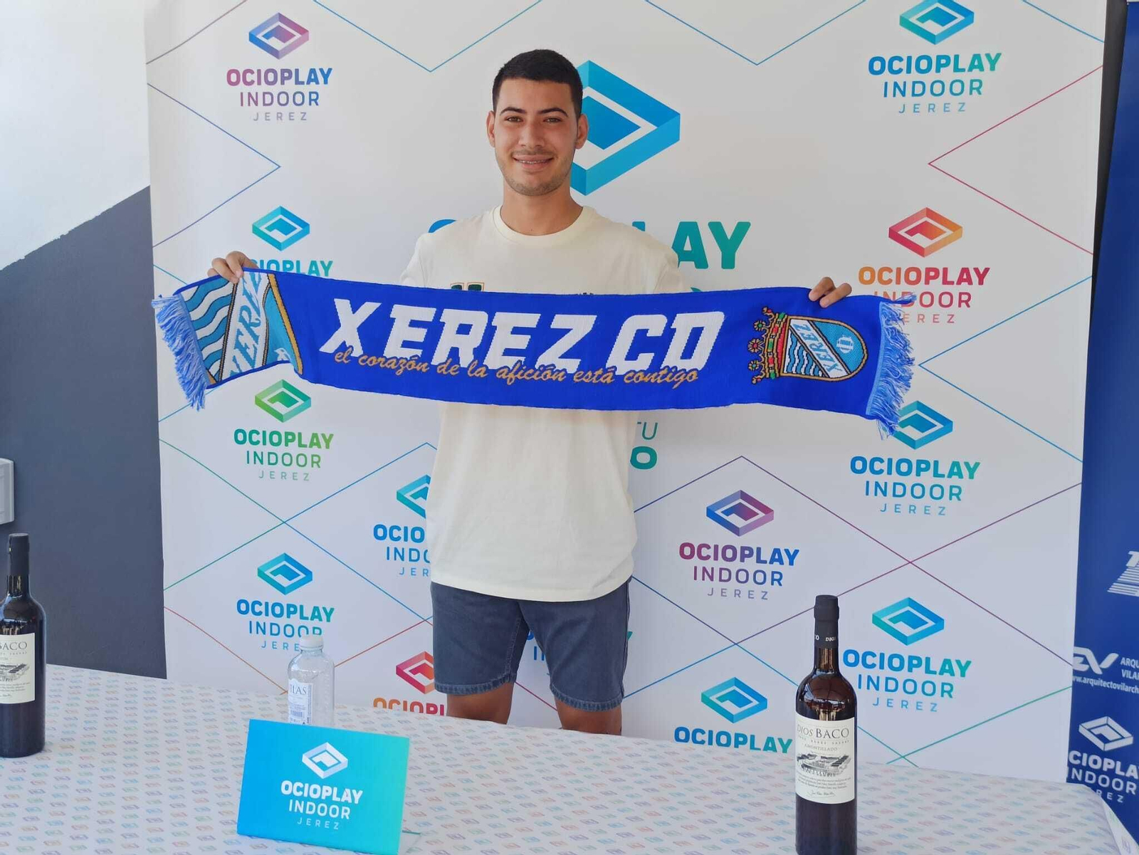 Sanlúcar posa con una bufanda del Xerez CD. Sanlúcar posa con una bufanda del Xerez CD.