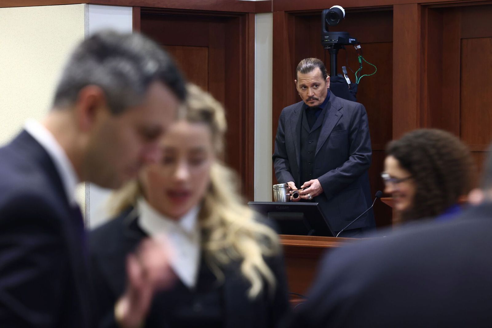 Johnny Depp, tras testificar. En primer plano, Amber Heard.