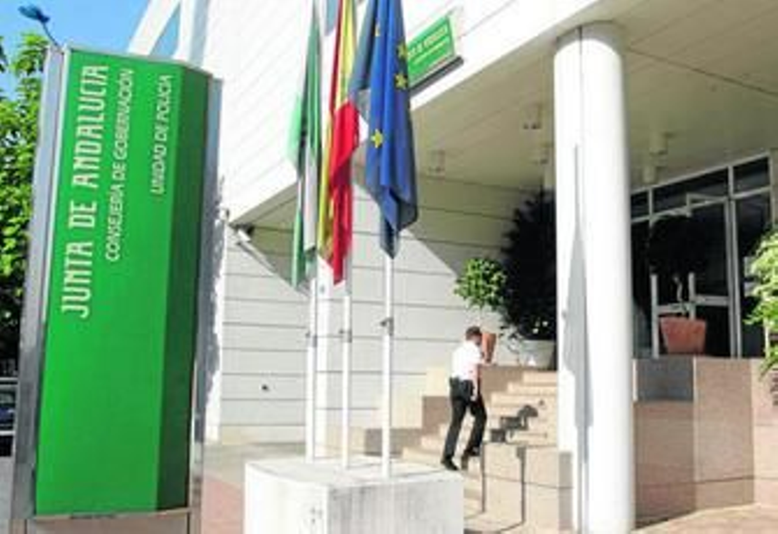 Un policía entra en la sede de la unidad adscrita, en la isla de la Cartuja.