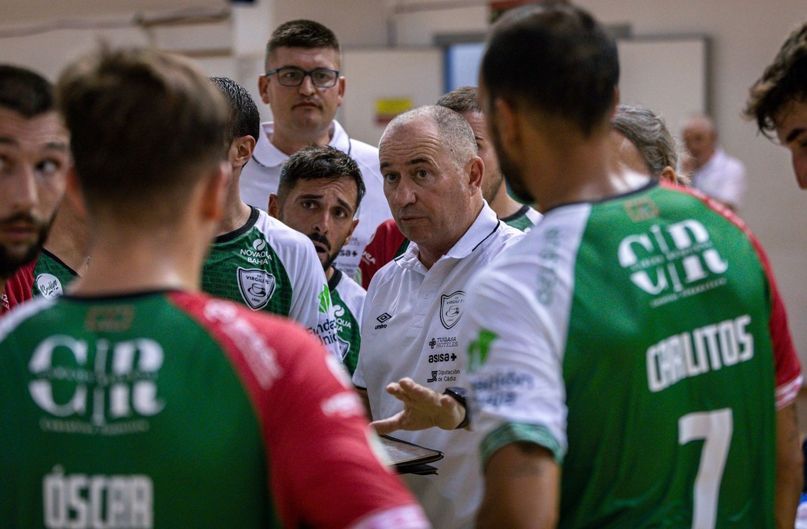 Juan Carlos Gálvez se dirige a sus pupilos.