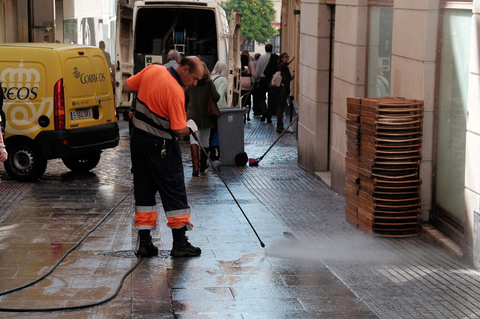 Limpieza de cera en las calles de Cádiz tras una pasada Semana Santa. Limpieza de cera en las calles de Cádiz tras una pasada Semana Santa.