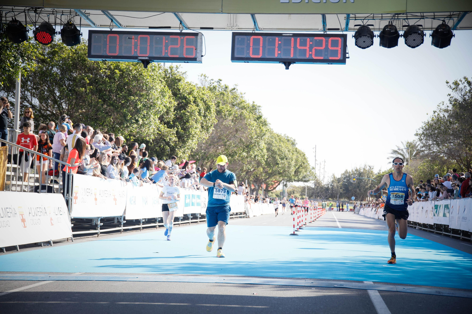 Imágenes de la llegada de la Media maratón Ciudad de Almería