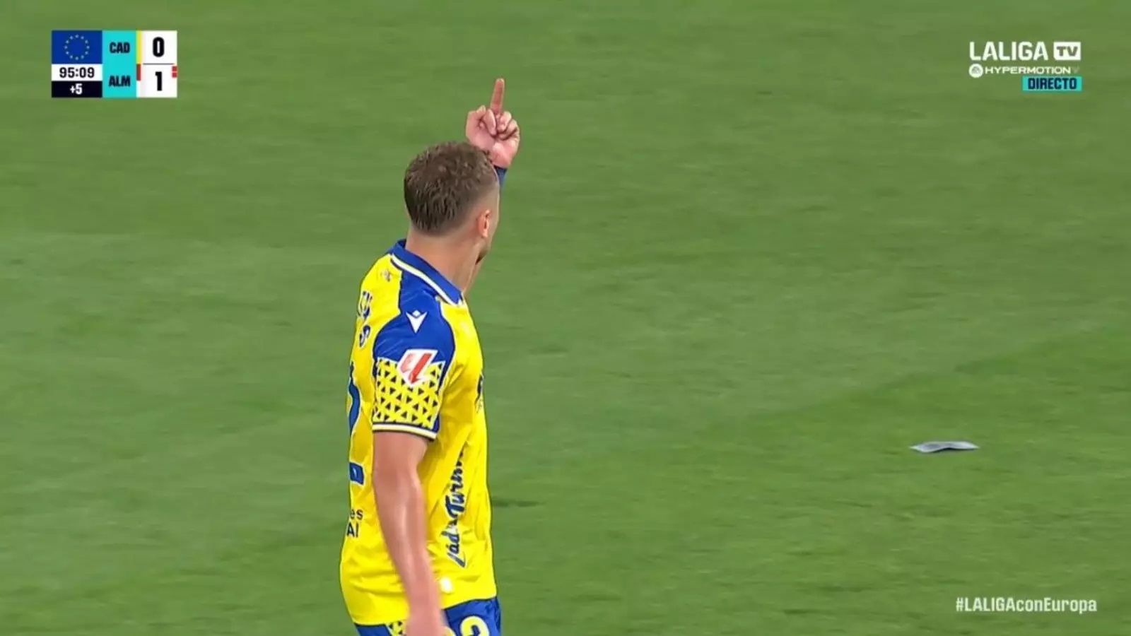 Ontiveros le dedica una 'peineta' a la grada visitante.