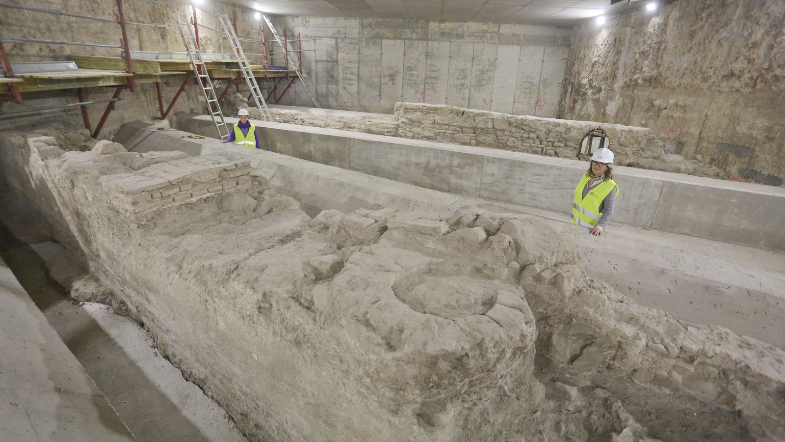 Ana Arancibia, a la derecha de la imagen, junto a su compañera en la excavación Ana Espinar Cappa, a la izquierda