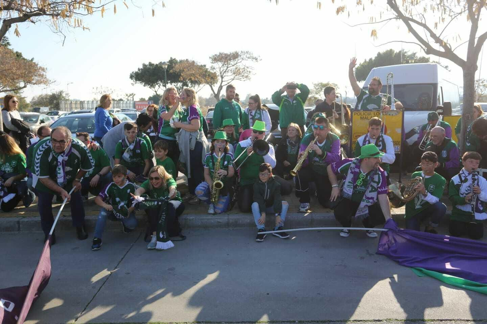 El recibimiento de la afición al Unicaja a su llegada al Martín Carpena para jugar la final de la Copa Del Rey