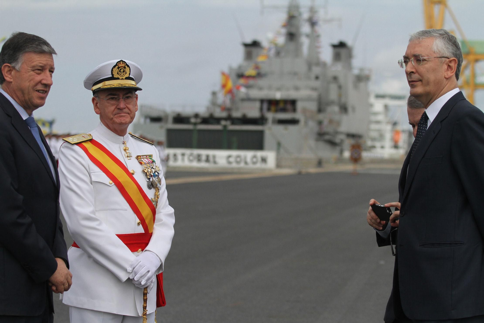 Entrega de la bandera de combate a la fragata Cristobal Colón
