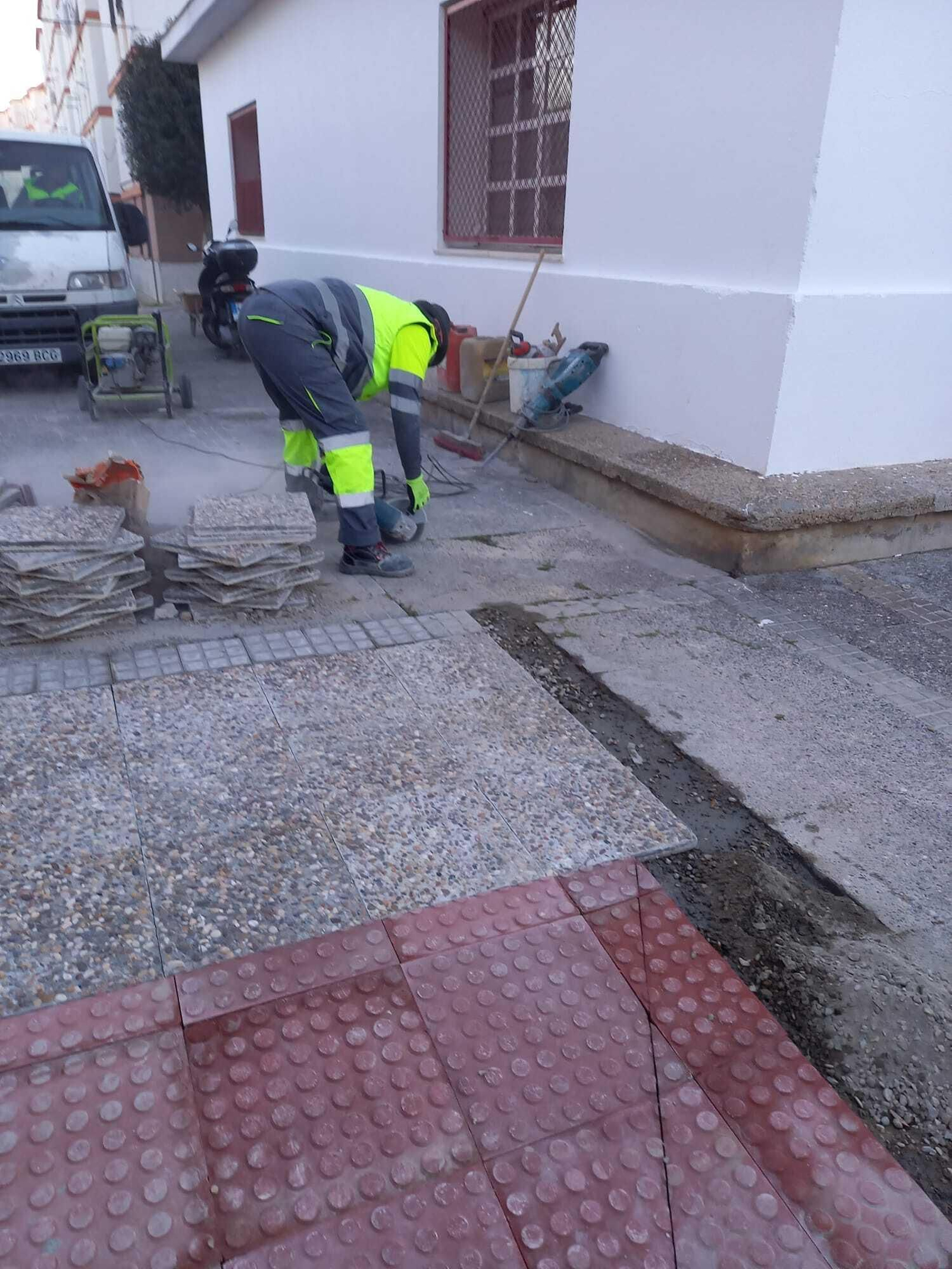 Trabajos de nivelación del acerado en la barriada Eduardo Delage.