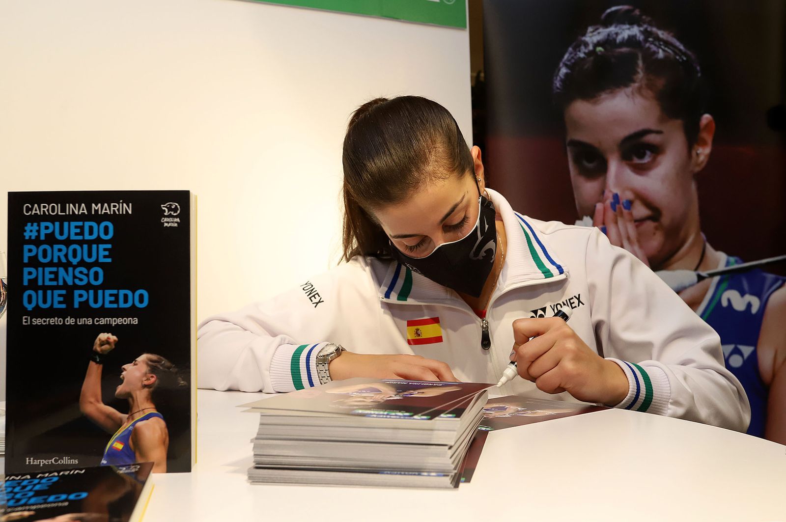Huelva 2021: Carolina Marín firma autógrafos en el Corte Inglés de Huelva durante el Mundial de Bádminton