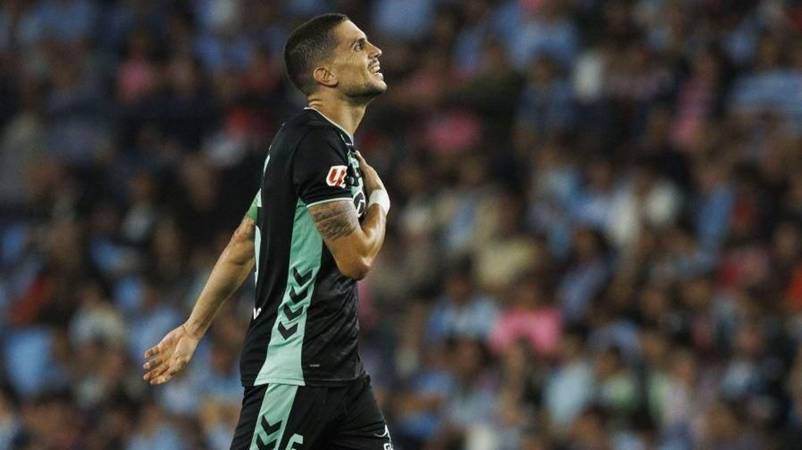 Marc Bartra celebra el gol con el que puso por delante al Betis