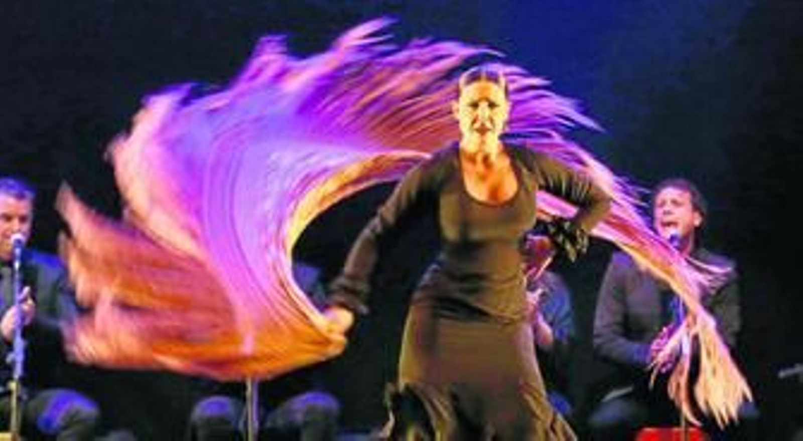 Una de las bailaoras del elenco moviendo el mantón al principio del espectáculo, por peteneras.